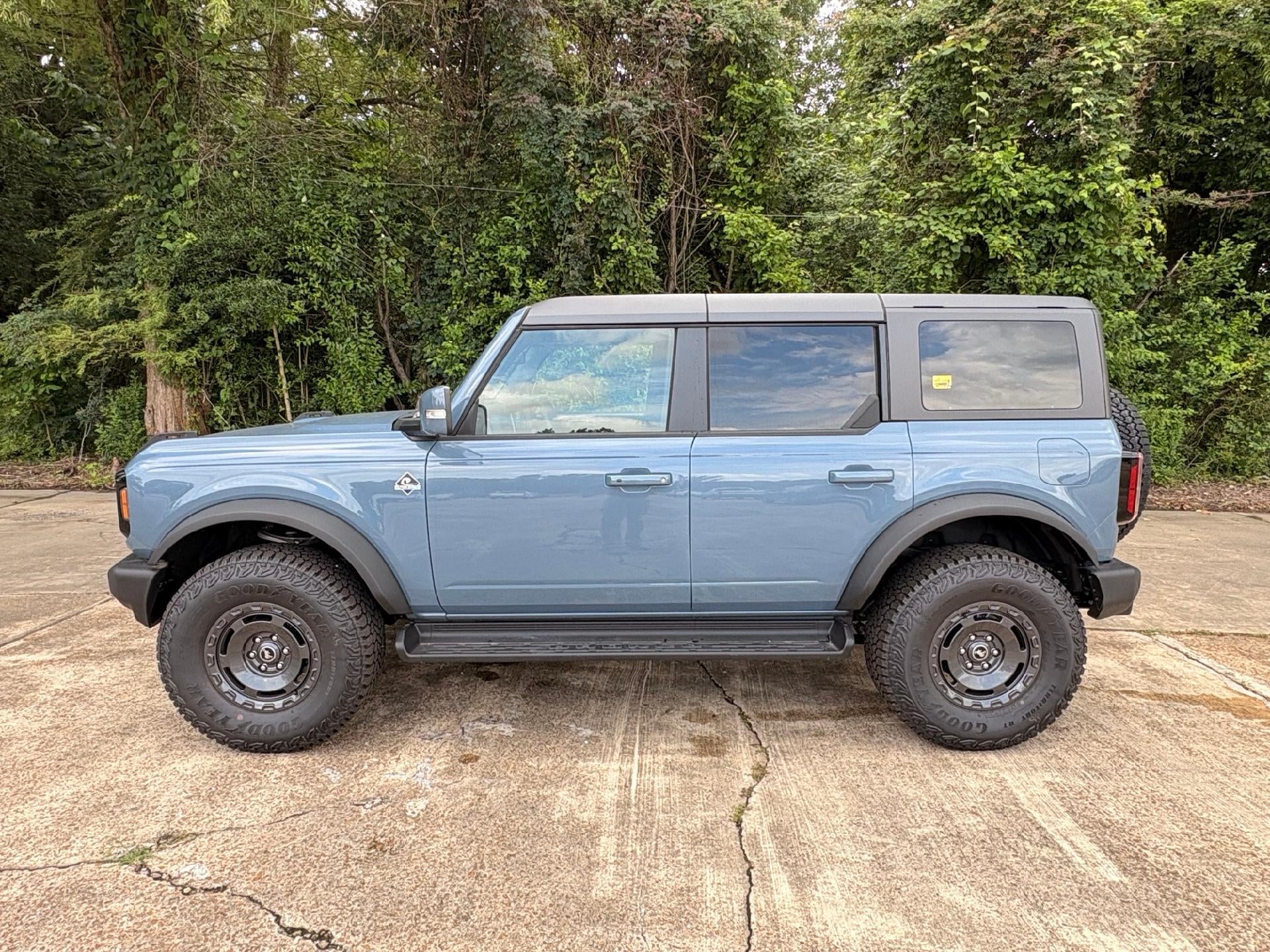 2025 Ford Bronco Outer Banks in Azure Gray Metallic Tri-Coat — front three-quarter view