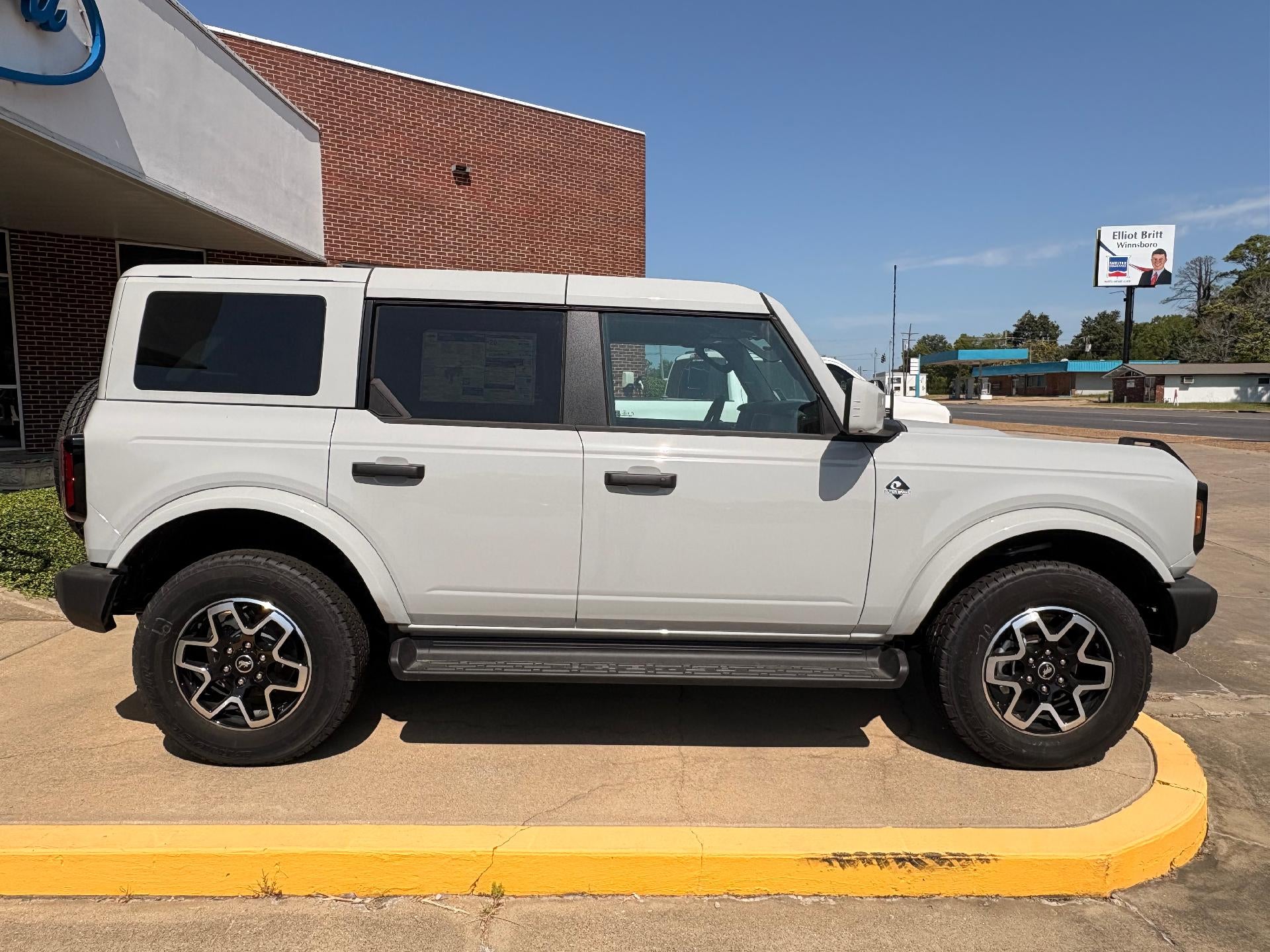 2026 Ford Bronco Outer Banks in Avalanche — front three-quarter view